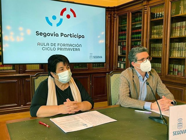 La alcaldesa de Segovia, Clara Luquero, y el concejal de Participación Ciudadana, Andrés Torquemada.