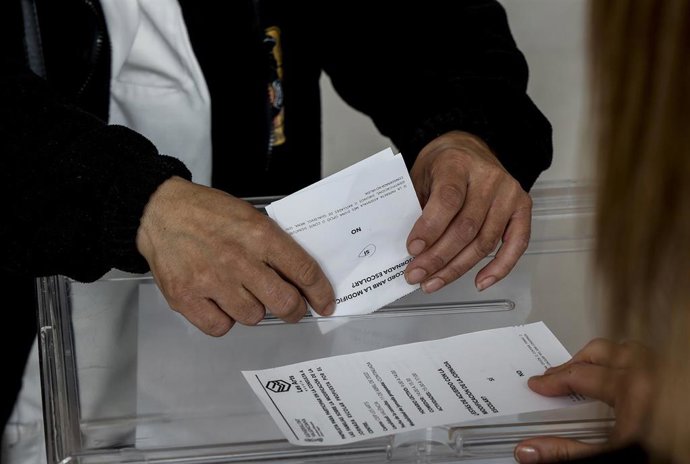 Un hombre vota en la consulta a las familias sobre el cambio de jornada escolar en un colegio de Valncia.  