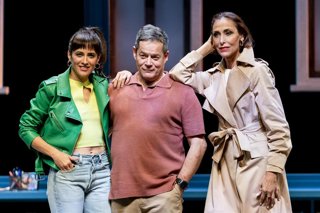 (I-D) Los actores Ana Turpin; Jorge Sanz y María Barraco, posan durante el pase gráfico de la obra de teatro ‘El Premio’, en el Teatro Marquina, a 12 de abril de 2022, en Madrid (España). La comedia de Joaquín Górriz (guionista de series como ‘Cuéntame có