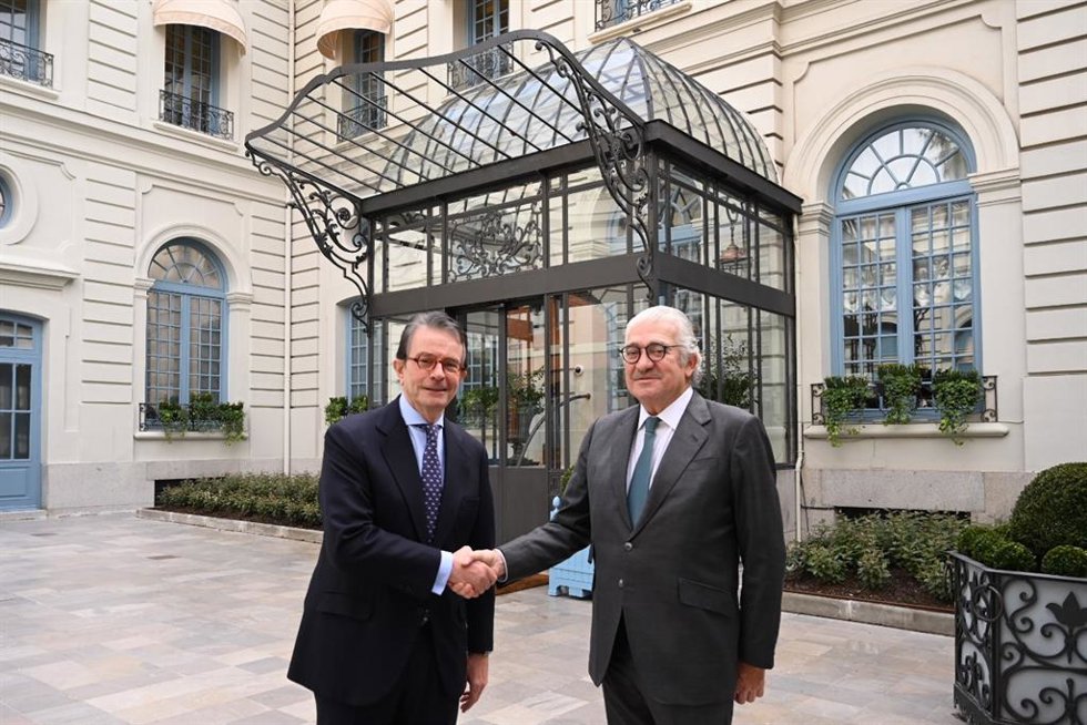 Archivo - El presidente de AC Hotels by Marriot, Antonio Catalán, y el consejero delegado de Endesa, José Bogas