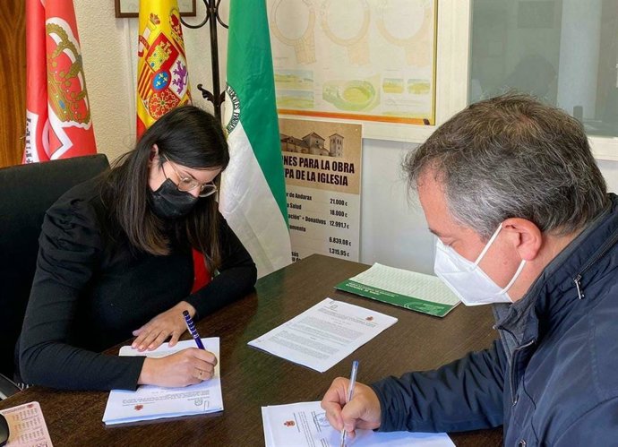 La alcaldesa de Laujar de Andarax y el delegado de Justicia en Almería firman un convenio de colaboración.