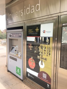 Uno delos mupis del tesoro visigodo de Torredonjimeno, expuesto en el metro de Granada