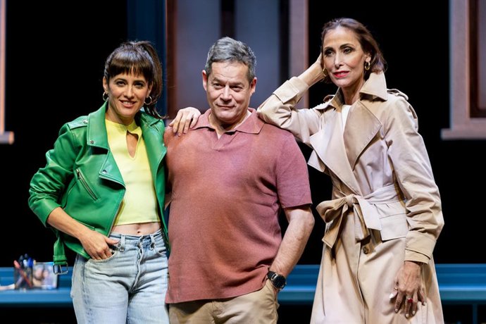 (I-D) Los actores Ana Turpin; Jorge Sanz y María Barraco, posan durante el pase gráfico de la obra de teatro El Premio, en el Teatro Marquina, a 12 de abril de 2022, en Madrid (España). La comedia de Joaquín Górriz (guionista de series como Cuéntame 