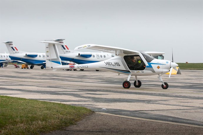 Two-seater pilot training aircraft Elbit Systems UK & Affinity electric