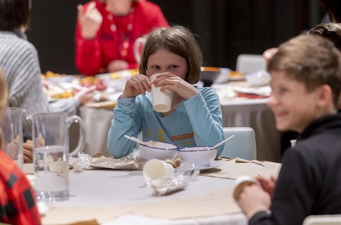 Una niña refugiada ucraniana en un comedor en el Hotel Novotel, a 30 de marzo de 2022, en Madrid