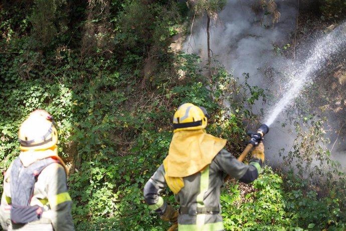 Archivo - Dos bomberos en un incendio forestal en la parroquia de Cubilledo, en el municipio de Baleira, comarca de A Fonsagrada, a 18 de agosto de 2021, en Lugo, Galicia (España). Según la Conselleria de Medio Rural, el incendio ha calcinado cinco hect
