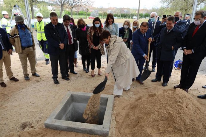 La ministra de Política Territorial y portavoz del Gobierno central, Isabel Rodríguez, y el presidente regional, Emiliano García-Page, colocan la primera piedra del nuevo hospital de Puertollano