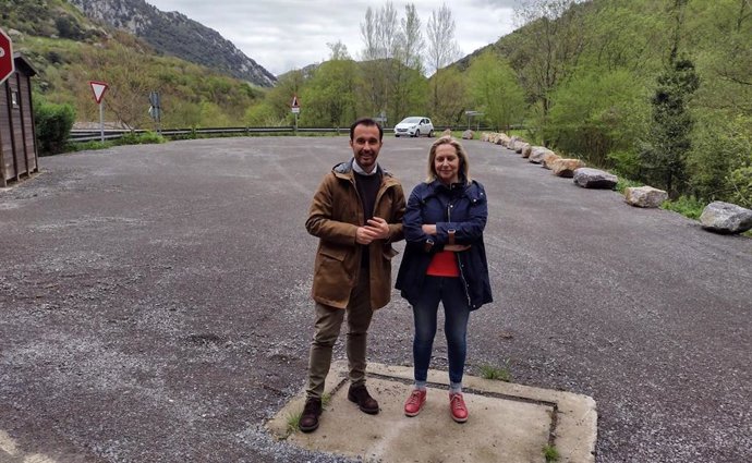 Director General Del Medio Natural, David Villar, Que Hoy Ha Visitado Las Obras Realizadas En El Aparcamiento Del Monumento Natural Ruta De Las Xanas, Junto A La Alcaldesa De Santo Adriano, Elvira Menéndez.