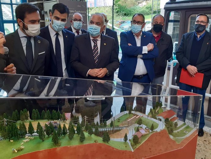 Iñaki Arriola, Javier Hurtado, Miguel Angel Vias y Xabier Cuéllas en la inauguración de la exposición "Funicular de Larreineta: vía de Hierro".