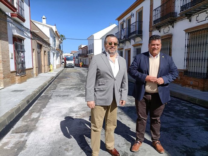 El delegado territorial de Regeneración, Justicia y Administración Local de la Junta en Huelva, Alfredo Martín, ha visitado este miércoles Villarrasa para conocer las obras que ejecuta este año el Ayuntamiento con cargo al PFEA.