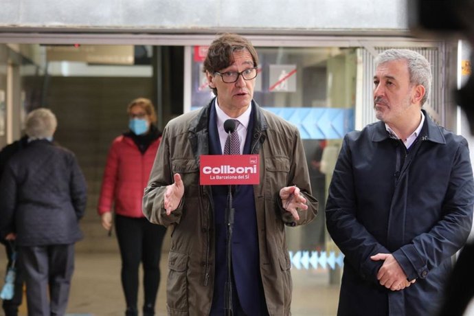 El primer secretario del PSC, Salvador Illa, y el primer teniente de alcalde de Barcelona, Jaume Collboni, en declaraciones a los medios en el barrio del Bess i el Maresme.