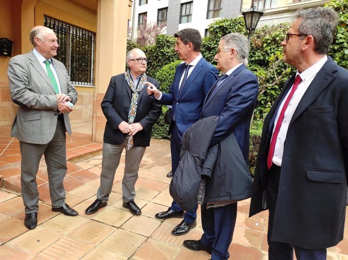 Juan Marín se reúne con empresarios de la hostelería y el turismo en Granada