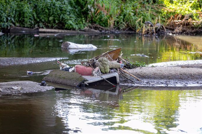 Archivo - Basura y contaminación en el río Guadarrama en la localidad de Arroyomolinos, donde se han registrado residuos y desechos al igual que a su paso por los municipios de Móstoles y Navalcarnero, en Arroyomolinos, Madrid (España).