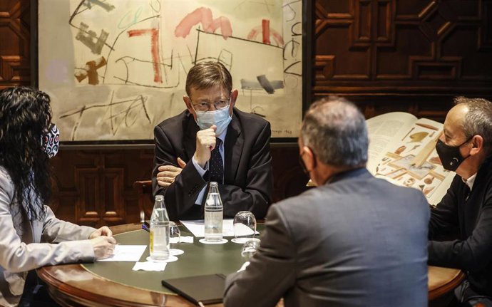 El presidente de la Generalitat, Ximo Puig (2i), interviene durante la reunión con los sindicatos