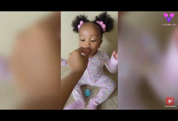 La madre de esta niña le engaña con comida invisible