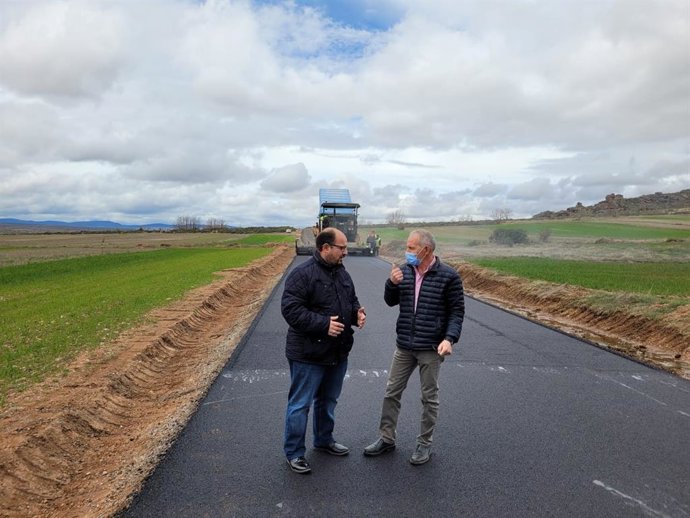 Alberto Izquierdo con el alcalde de Peracense, Manuel Bugeda, durante una visita a las obras.