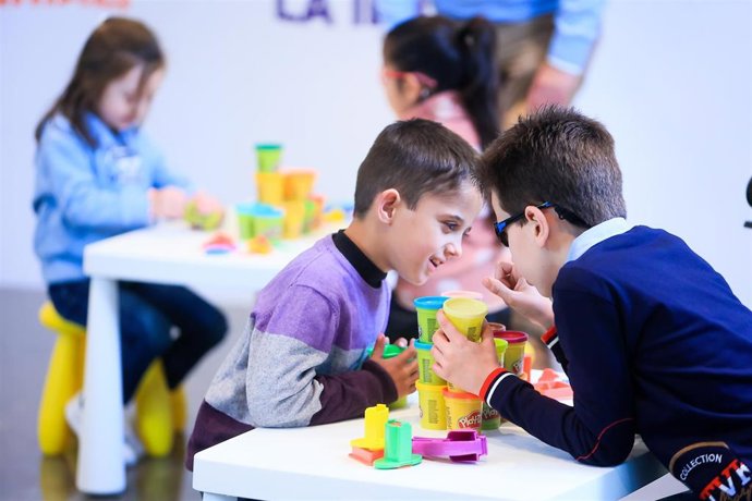 Niños con discapacidad visual participando en un taller con plastilina para fomentar la creatividad