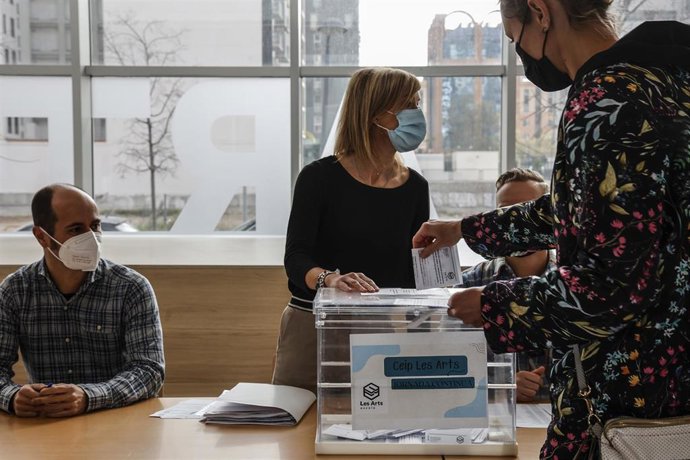 Votación sobre la jornada continua en un colegio de Valncia