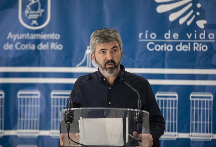 Archivo - El alcalde de Coria del Río, Modesto González