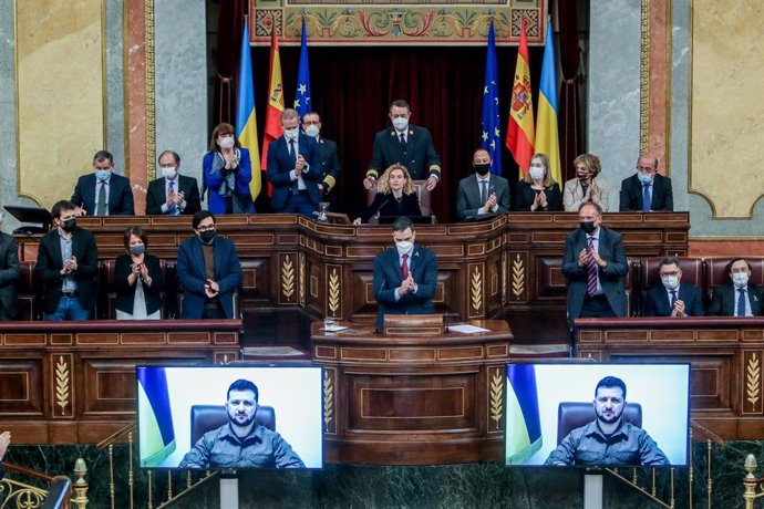 El presidente del Gobierno, Pedro Sánchez, aplaude tras la intervención en el Congreso del presidente de Ucrania, Volodimir Zelenski.