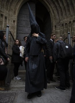 Archivo - Viernes Santo. Penitente de la Hermandad de San Isidoro, sale de su capilla al no poder procesionar.