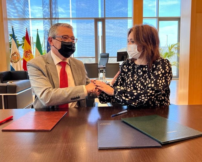 El presidente de la Diputación de Málaga, Francisco Salado, y la alcaldesa de la localidad malagueña de Torremolinos, Margarita del Cid.