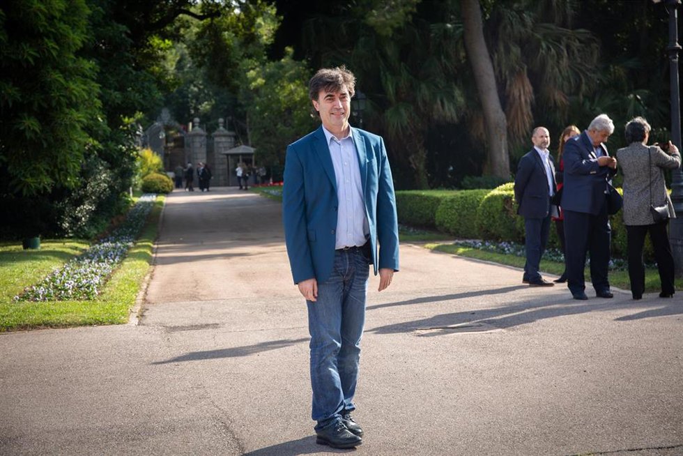 Archivo - El crítico musical Tomás Fernando Flores a su llegada a la recepción a los premiados en los Ondas. 