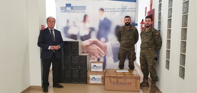 El presidente de CECO, Antonio Díaz, entrega material a militares de la BRI X.