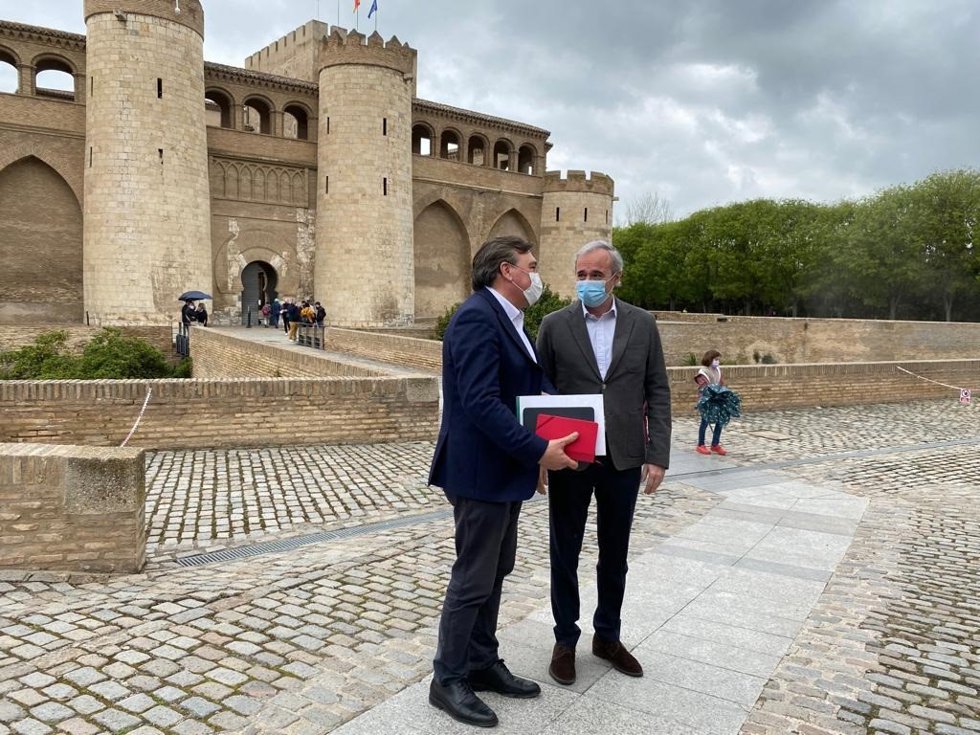 El presidente del Partido Popular (PP) en Aragón, Jorge Azcón, y el diputado de Teruel Existe, Tomás Guitarte, en La Aljafería