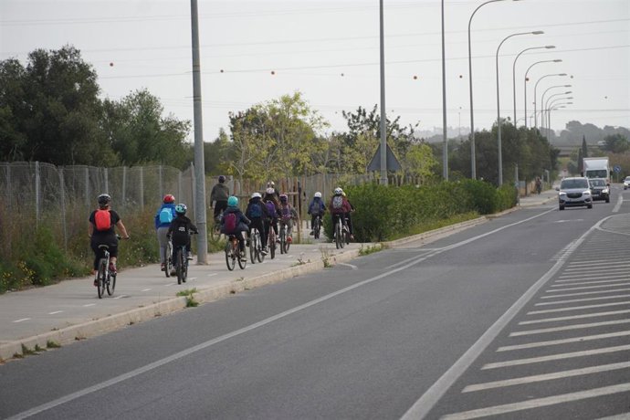 Alumnos del CEIP Ses Cases Noves inauguran la ruta ciclista y cultural 'Pedals de fang'.