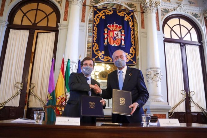 El alcalde de Madrid, José Luis Martínez-Almeida, y el regidor de Málaga, Francisco de la Torre