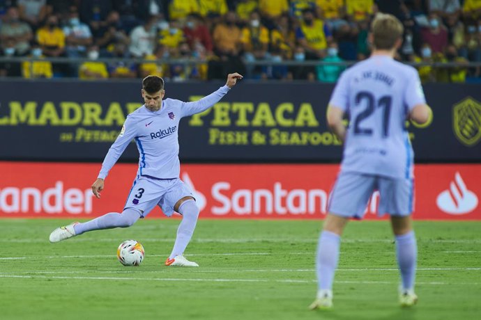 Archivo - Gerard Pique of FC Barcelona in action during the spanish league, La Liga Santander, football match played between Cadiz CF and FC Barcelona at Nuevo Mirandilla stadium on September 23, 2021, in Cadiz, Spain.