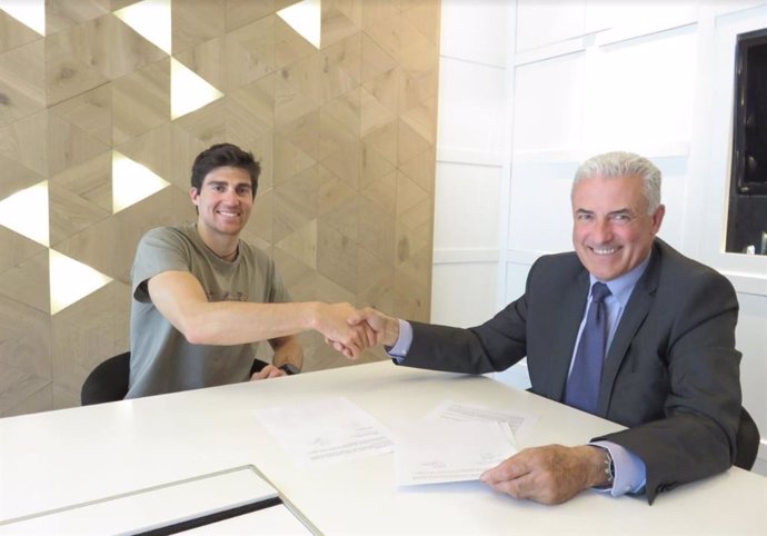 Irineu Esteve y Josep M Cabanes al firmar el acuerdo de patrocinio.