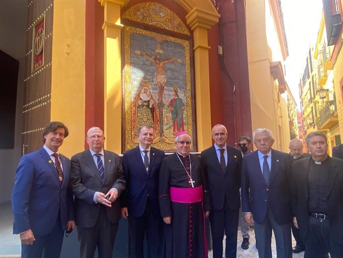 Bendición del nuevo azulejo en la Casa Hermandad del Cristo de Burgos.