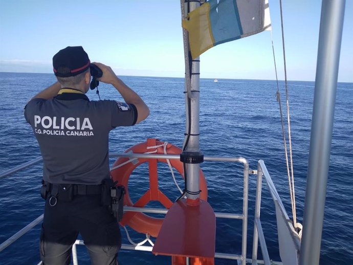 Archivo - Un agente de la Policía Canaria participa en el dispositivo establecido para velar por el cumplimiento de la normativa de observación de cetáceos