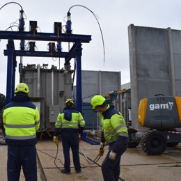 Operarios de Endesa trabajando en la instalación de los nuevos transformadores en la zona de Sevilla Este.