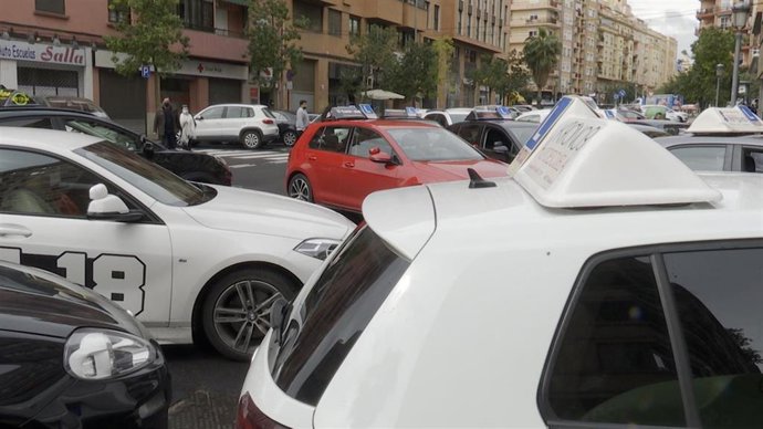 Protesta de las autoescuelas valencianas para pedir ayudas directas ante la subida del coste de los carburantes