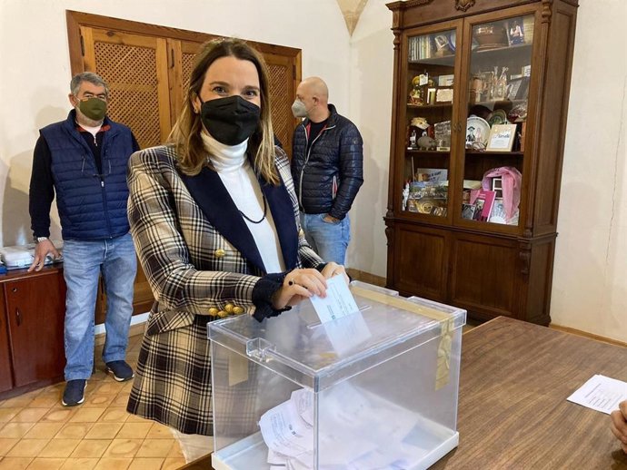 La presidenta del PP balear, Marga Prohens, deposita su voto durante las primarias de la formación.