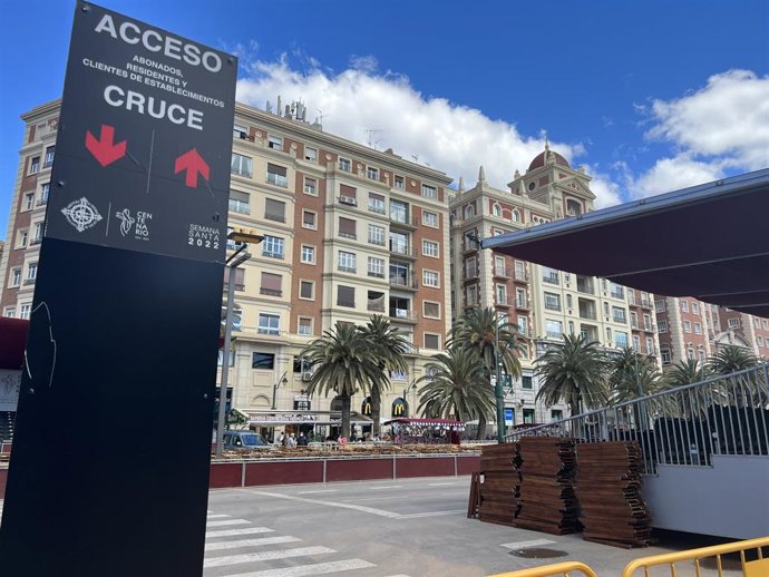 Cartel con indicaciones en el recorrido de Semana Santa de Málaga