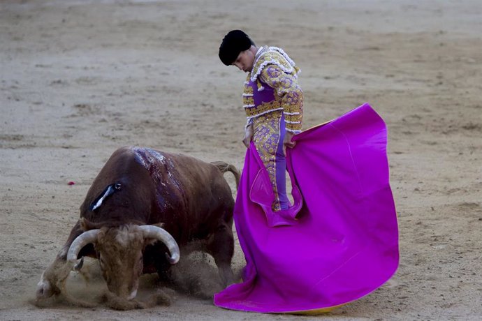Archivo - Ginés Marín toreando durante una corrida de toros en Las Ventas.