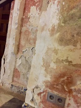 Pared con desperfectos señalaos por IU