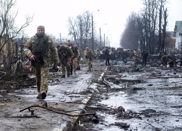 Soldados ucranianos en la ciudad de Bucha