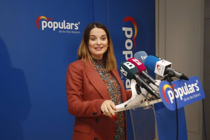 Archivo - La presidenta del PP de Baleares, Margalida Prohens, en rueda de prensa.