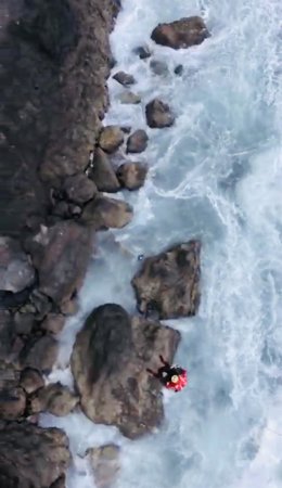 Rescatan a dos hombres que se encontraban en una zona de difícil acceso en la costa de La Aldea de San Nicolás (Gran Canaria)