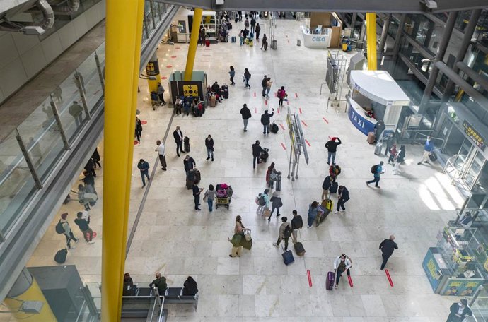 Viajeros en la terminal de un aeropuerto.