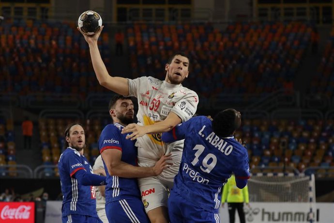 Archivo - Dani Dujshebaev choca con Luc Abalo en el partido por el tercer y cuarto puesto del Mundial de Egipto entre España y Francia