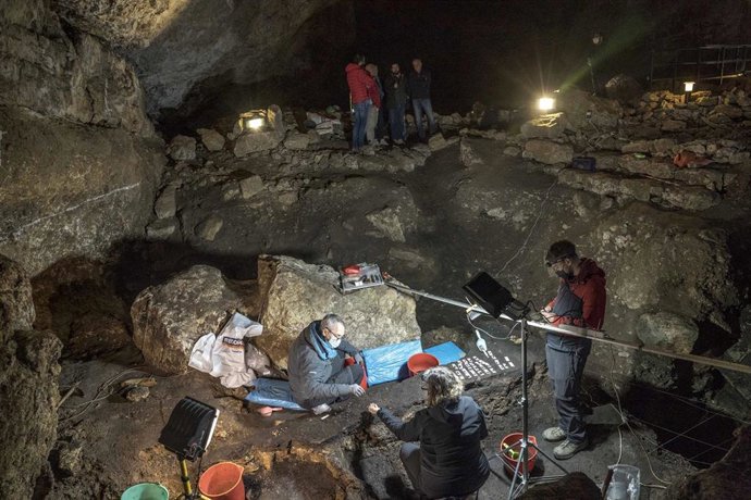 Investigaciones en la Cueva de El Pendo en Camargo
