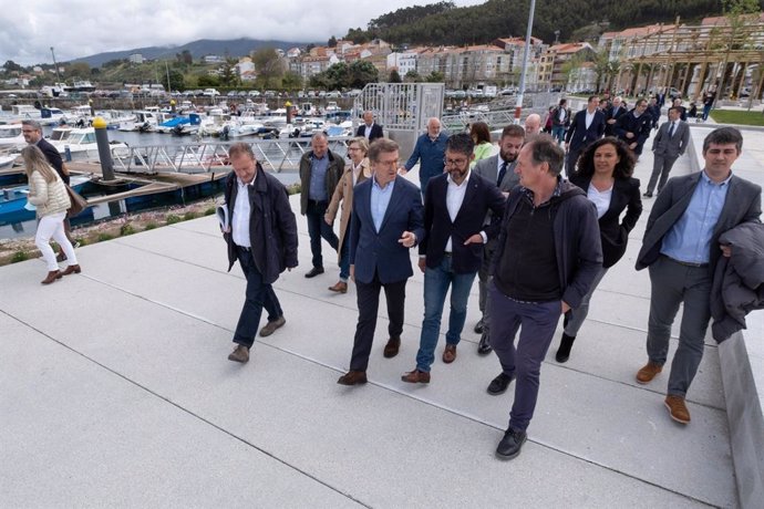 El presidente de la Xunta, Alberto Núñez Feijóo, visita la fachada marítima de Porto do Son (A Coruña)