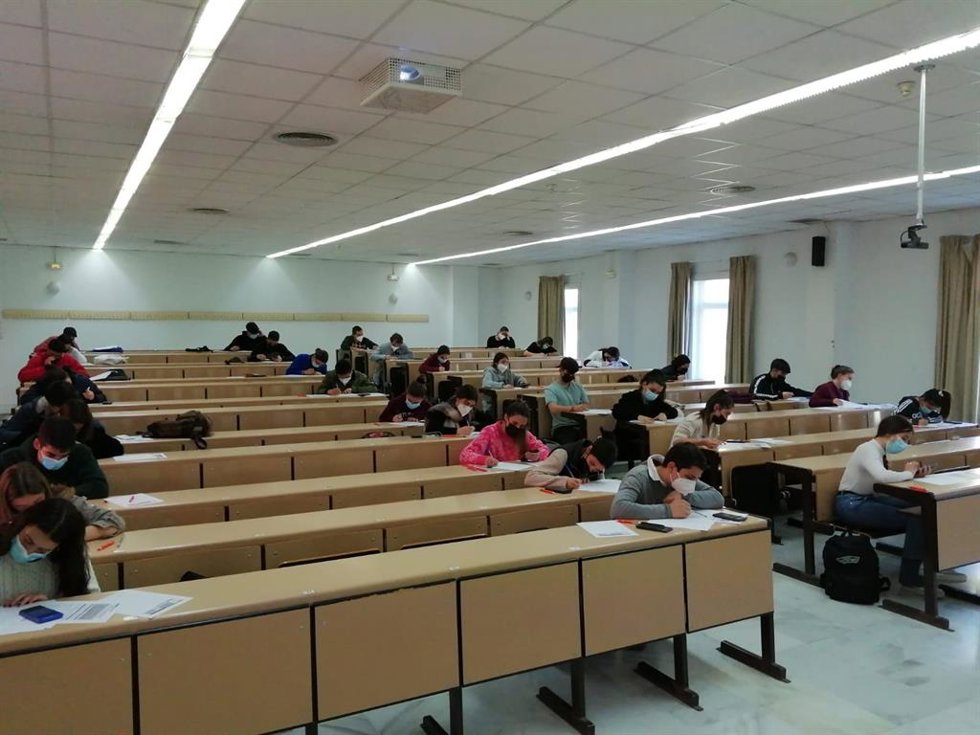 Más de 30 estudiantes participan en la fase provincial de las XIII Olimpiadas de la Economía.