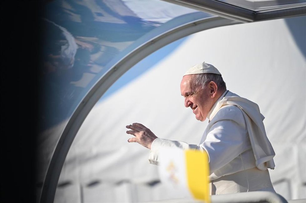02 April 2022, Malta, Gharb: Pope Francis waves to believers in front of the National Shrine Madonna ta' Pinu. Photo: Johannes Neudecker/dpa